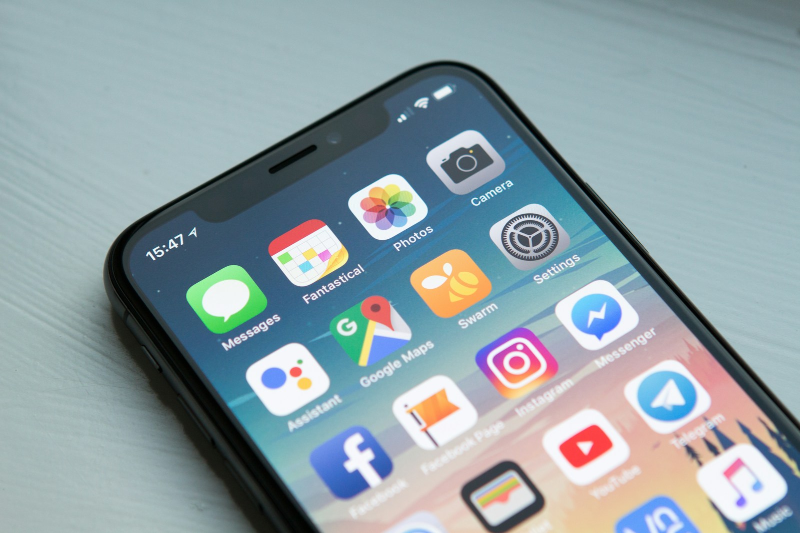 スマートフォンを操作する手元